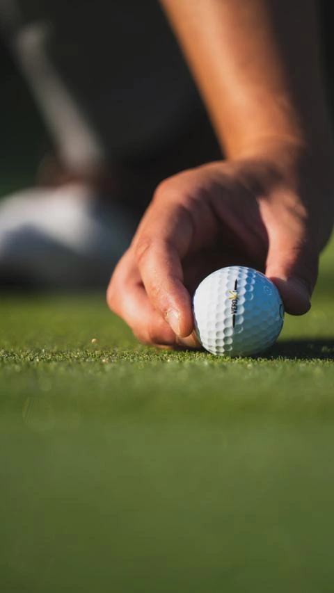 Balle de golf sur le vert au Club de golf L’Empress